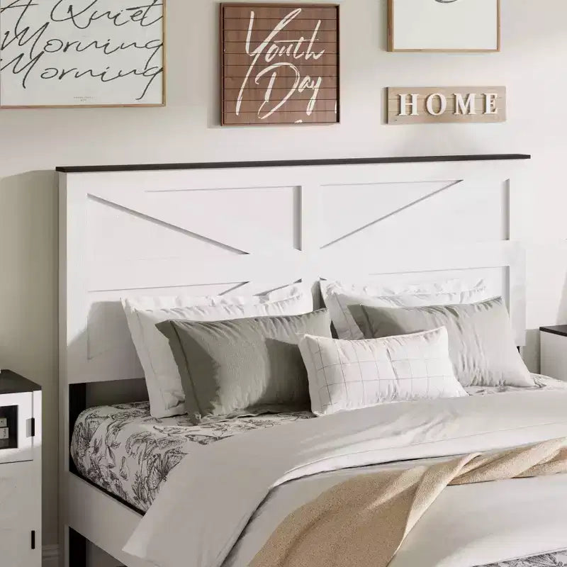 Lit plateforme de chambre de toutes tailles de style naturel avec tête de lit en bois de ferme, cadre de lit moderne sans sommier tapissier requis
