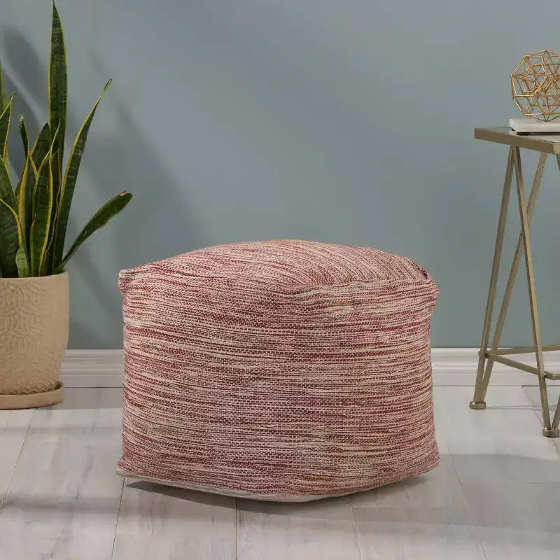 Pouf en laine rouge : Carré rembourré, Nettoyage des taches, Aucun assemblage requis