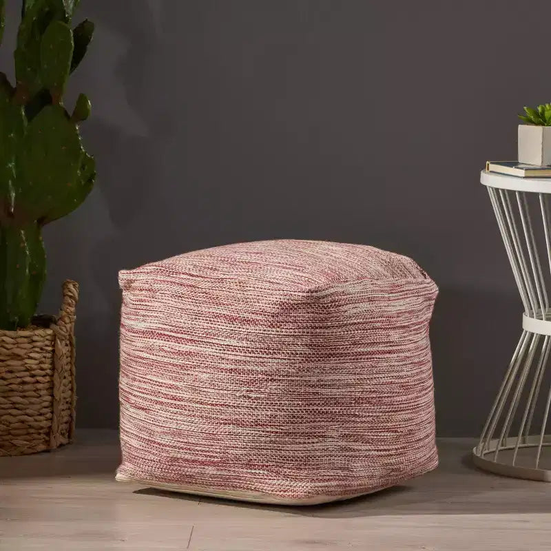Pouf en laine rouge : Carré rembourré, Nettoyage des taches, Aucun assemblage requis